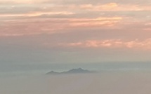 La photo du jour : L’île d’Elbe émerge au dessus d’une mer de nuages