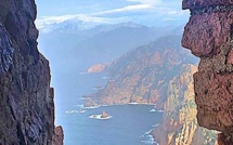 La photo du jour : Piana vu de la tour de Capu Rossu 