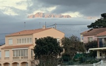La photo du jour : le Monte Grossu émerge des nuages au dessus de Calvi