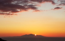 La photo du jour : le Soleil surgit au-dessus de l'Ile d'Elbe