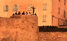 Le Christ Noir sur les remparts de la citadelle de Calvi pour stopper  la propagation du coronavirus