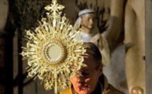 Le père Georges Nicoli sur le clocher de Notre Dame de Lourdes pour bénir la ville de Bastia