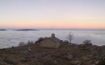 La photo du jour : La chapelle Sant'Eliseu au-dessus des nuages