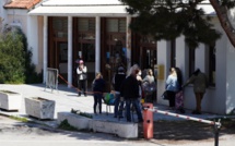 Distribution de colis alimentaires à destination des plus démunis à la gare de Calvi 