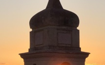 La photo du jour : Le soleil à travers le clocher de l’église d'Urtaca