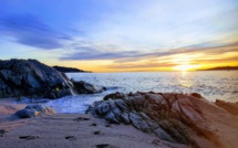 La photo du jour : quelques traces de pas sur le sable, une petite crique, des rochers, le bleu de la mer et le soleil