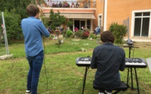 Déconfinement : Sérénade du groupe  Incantèsimu à l’EHPAD Saint André à Furiani