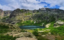 La photo du jour : le lac de Melu dans un écrin de verdure