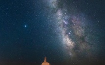 La photo du jour : la voie lactée au-dessus de la borne de la Terre sacrée des Sanguinaires