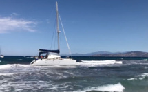 VIDEO - L'Ile-Rousse : un catamaran s'échoue sur la plage de la Marinella