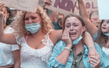 Jeunes filles en pleurs à la manifestation contre les violences sexistes et sexuelles à Calvi