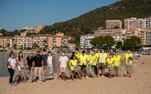 A Ajaccio, on ramasse les déchets sur la plage à l'initiative du conseil municipal des jeunes