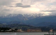 Quand le manteau blanc couronne les sommets de la cité impériale...