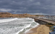 La photo du jour : sur la digue de L'lle-Rousse sous la pluie