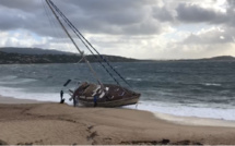 Vents violents : Un bateau échoué sur la plage d'Agosta