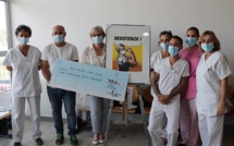 Antò fils de Pop remet un chèque de 3 700€ au centre hospitalier Calvi-Balagne