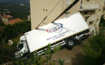 Sartène : un camion se renverse contre une maison