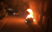 Une voiture détruite par les flammes à Calvi