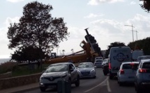 Ajaccio : une grue tombe sur la route des Sanguinaires