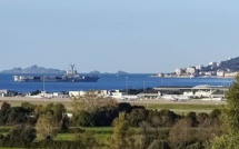 Le porte-avions Charles-de-Gaulle dans le golfe d'Ajaccio