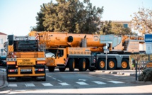 Un convoi exceptionnel dans le centre-ville de Calvi
