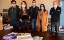 Ajaccio : la municipalité offre 28 tablettes numériques à des familles des quartiers prioritaires