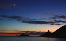 La photo du jour : la Lune, Jupiter et Saturne au dessus des Sanguinaires