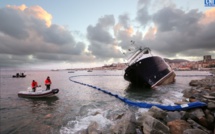 EN IMAGES - Un barrage flottant autour du bateau des phares et balises échoué à Ajaccio