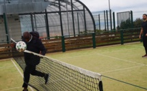 En campagne en Corse pour Frédéric Thiriez, Basile Boli milite pour le football amateur