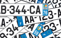 Poser un sticker sur la plaque d'immatriculation de son véhicule est illégal 