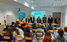 Des tablettes numériques pour les 22 mini-entrepreneurs du collège de Vico