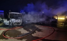 Monticello : un incendie détruit 4 camions et un bateau