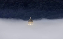 La photo du jour : le clocher de Sainte Lucie de Ville-de-Pietrabugno dans le brouillard 