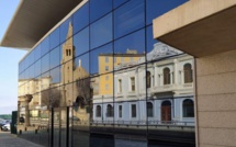 La photo du jour : reflet sur la façade vitrée dans la gare maritime de Bastia