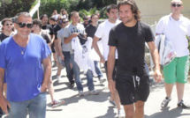 Ghjuventù Indipendentista manifeste devant le Club Med de Sant'Ambroghju