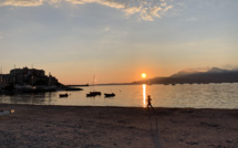 La photo du jour : balade matinale sur la plage de Calvi
