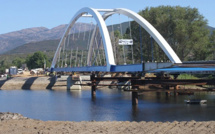 Lançage de la structure métallique du nouveau pont du Liamone