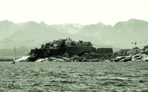 La photo du jour : les couleurs étranges de Calvi