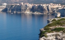 Promenade tragique à Bonifacio : Une jeune touriste chute des falaises