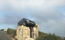 Image insolite en Corse-du-Sud : une voiture « vole » sur un mur 