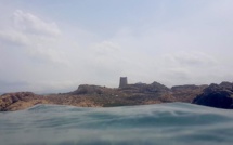 La photo du jour : au-dessus des flots, le phare de la Pietra, le petit train