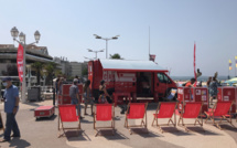 Le camion du livre de poche fait étape à Saint-Cyprien