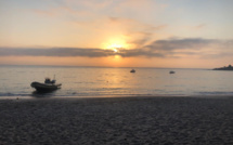 La photo du jour : lever de soleil sur la plage de Foni 