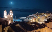 A luna splende sopra Bastia