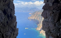 La photo du jour : la tour de Turghiu et Capu Rossu