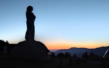 La photo du jour : lever de soleil sur le Christ-Roi du col de Vergio...