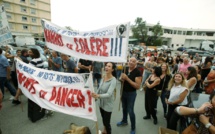 Les premiers personnels suspendus manifestent devant l'ARS d'Ajaccio contre l'obligation vaccinale  