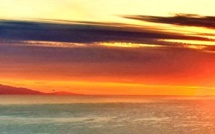 La photo du jour : quand le soleil a rendez-vous avec la lune à l'horizon toscan