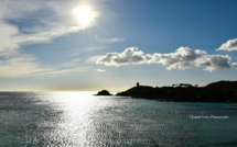 La photo du jour : la tour de Fautea entre ciel bleu et reflets argentés de la mer