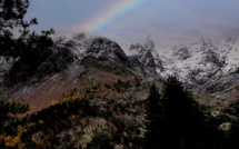 La photo du jour : première neige et arc-en-ciel sur le Cintu